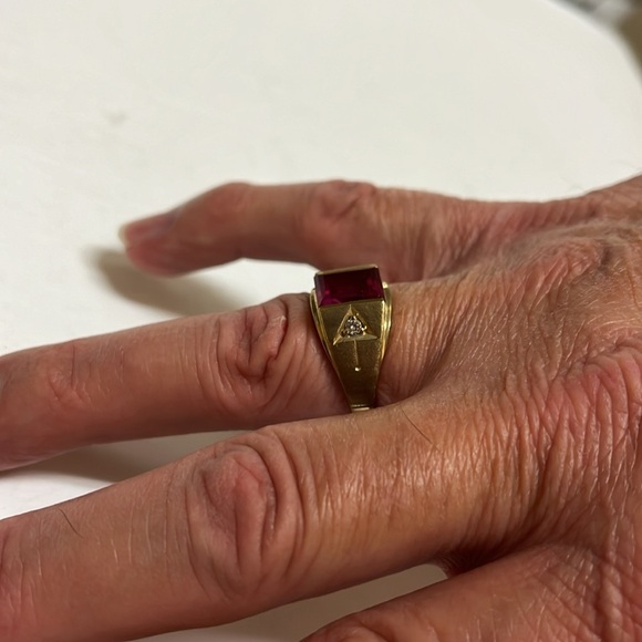 Diamond Arrow Motif Red Stone Half-Bezel Men's Ring - Picture 2 of 9